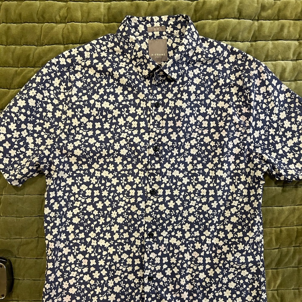 A-Frame Men's Short Sleeve Button Down Hawaiian flowered shirt medium